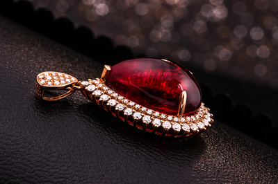 金魚(yú)叔叔的匠心 當(dāng)珠寶邂逅光影，訴說(shuō)首飾的靈動(dòng)故事